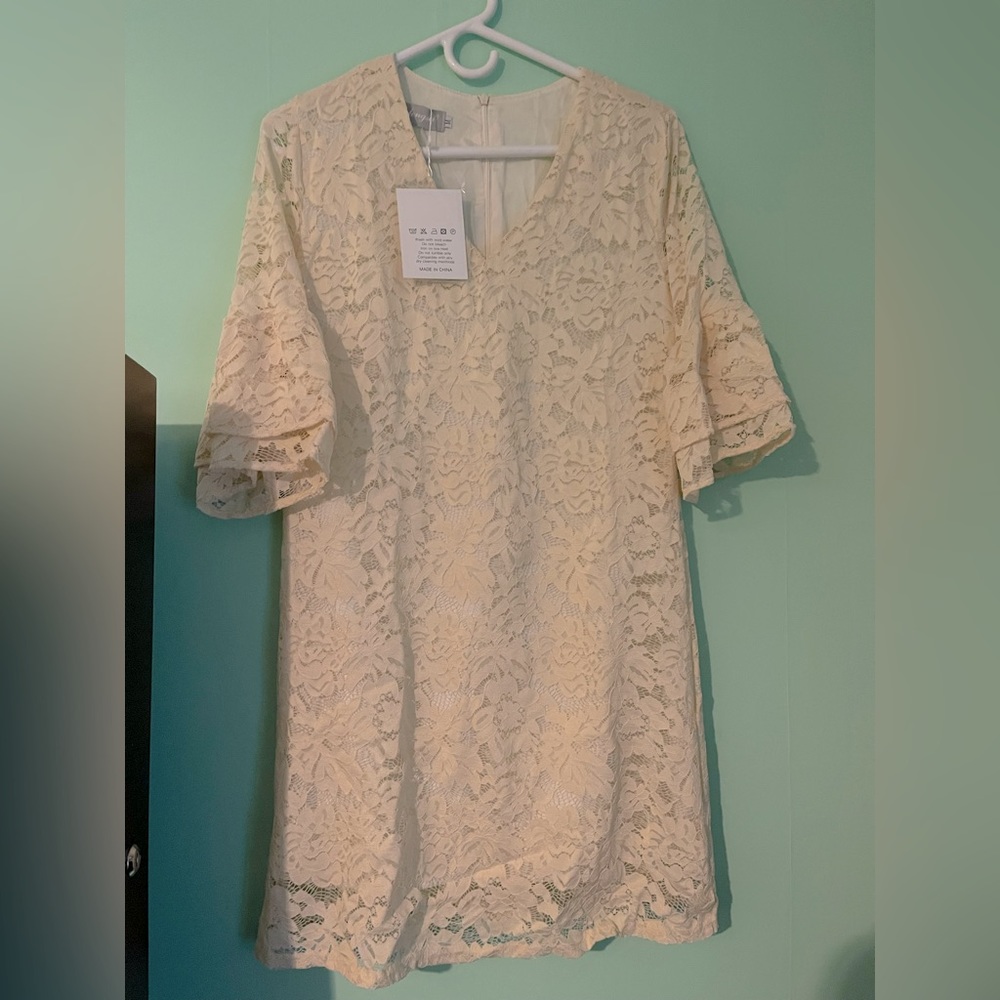 Hermoso vestido de lace con un bonito acabado